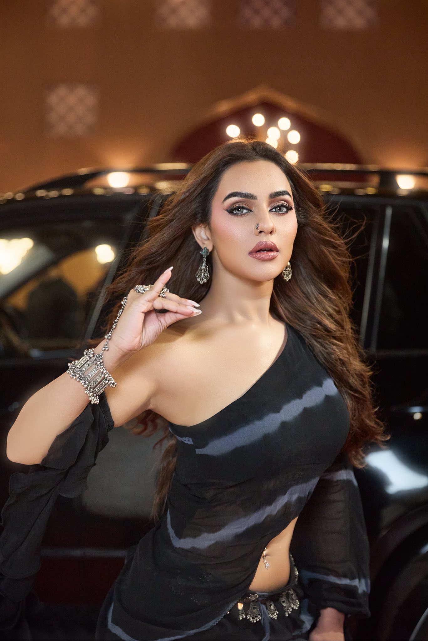 কালো ফিউশন সাজে লাস্যময়ী নুসরাত ফারিয়া