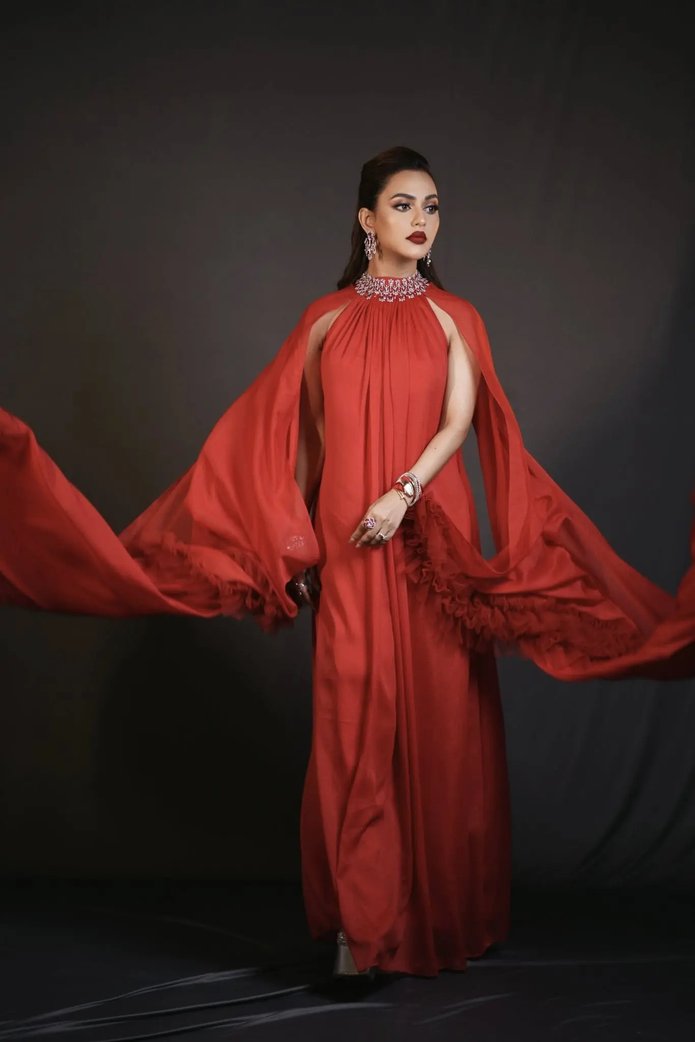 &lsquo;বার্নিং রেড&rsquo; লুকে তাক লাগালেন নুসরাত ফারিয়া