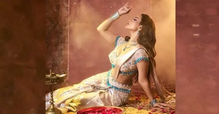 আলো-ছায়ার ক্যানভাসে লাস্যময়ী নুসরাত ফারিয়া