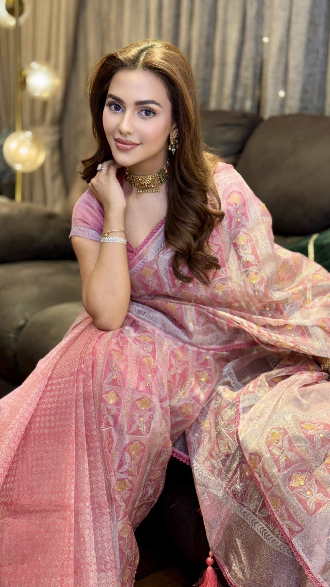 গোলাপি শাড়ির জমকালো আমেজে অপরূপ ফারিয়া