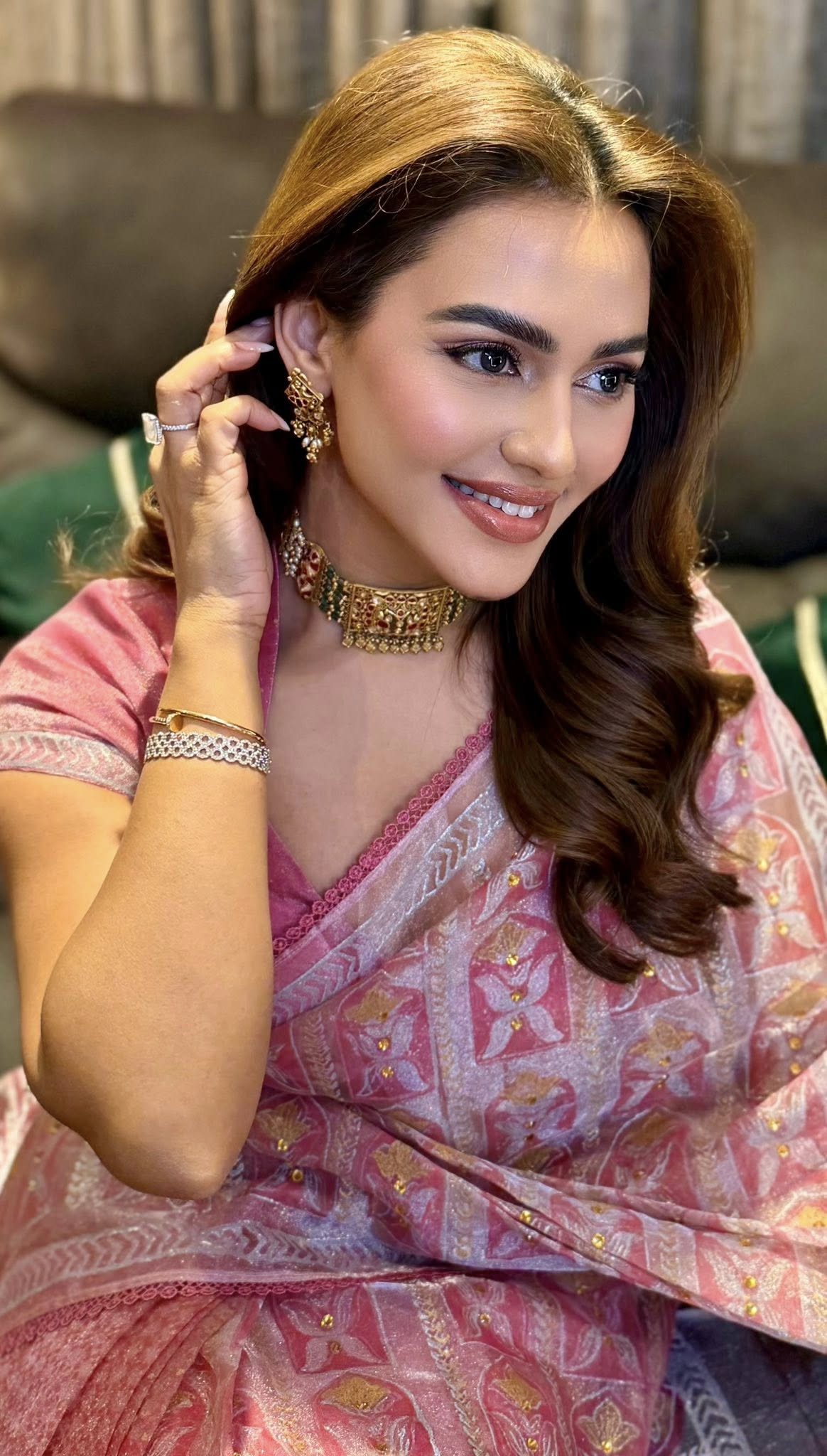 গোলাপি শাড়ির জমকালো আমেজে অপরূপ ফারিয়া