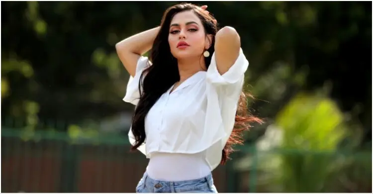 যে কারণে ‘ট্রাইব্যুনাল’ থেকে বেরিয়ে গেলেন নুসরাত ফারিয়া