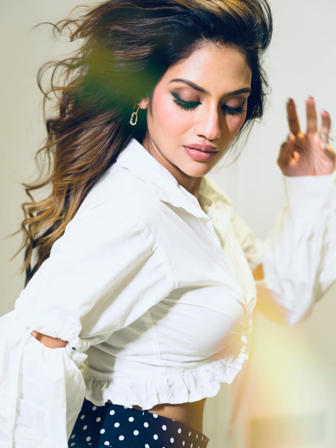 স্মোকি আইস আর ক্রপ শার্টে নুসরাতের গ্ল্যামার