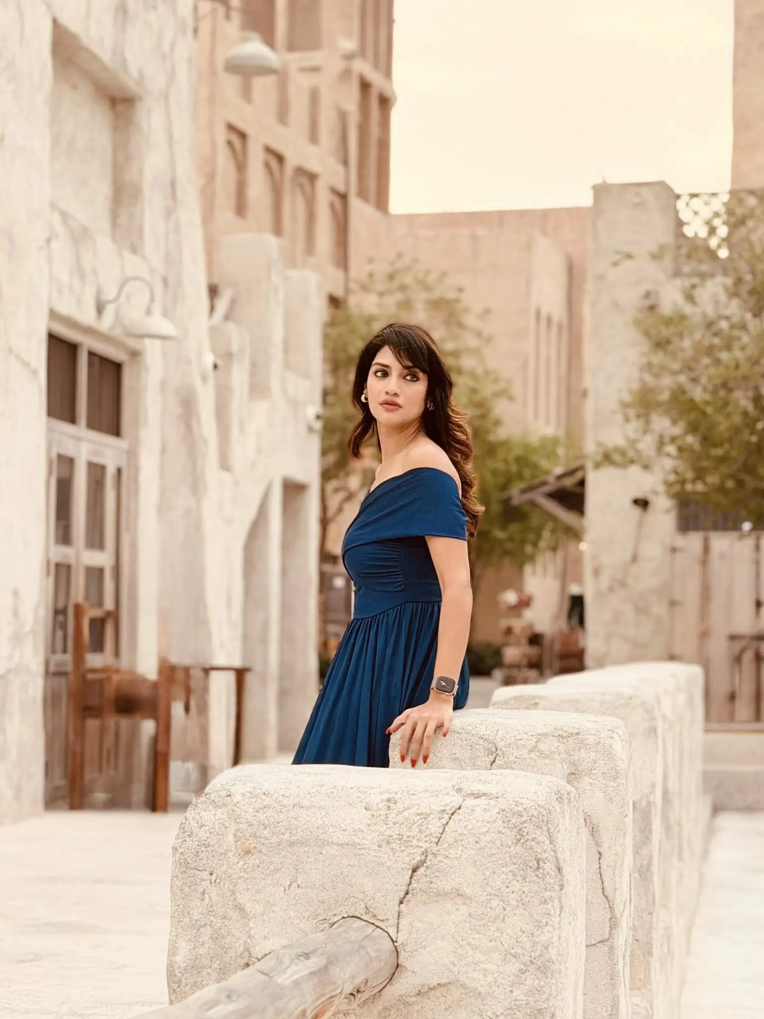 রাজকীয় নীল গাউনে নজরকাড়া নুসরাত