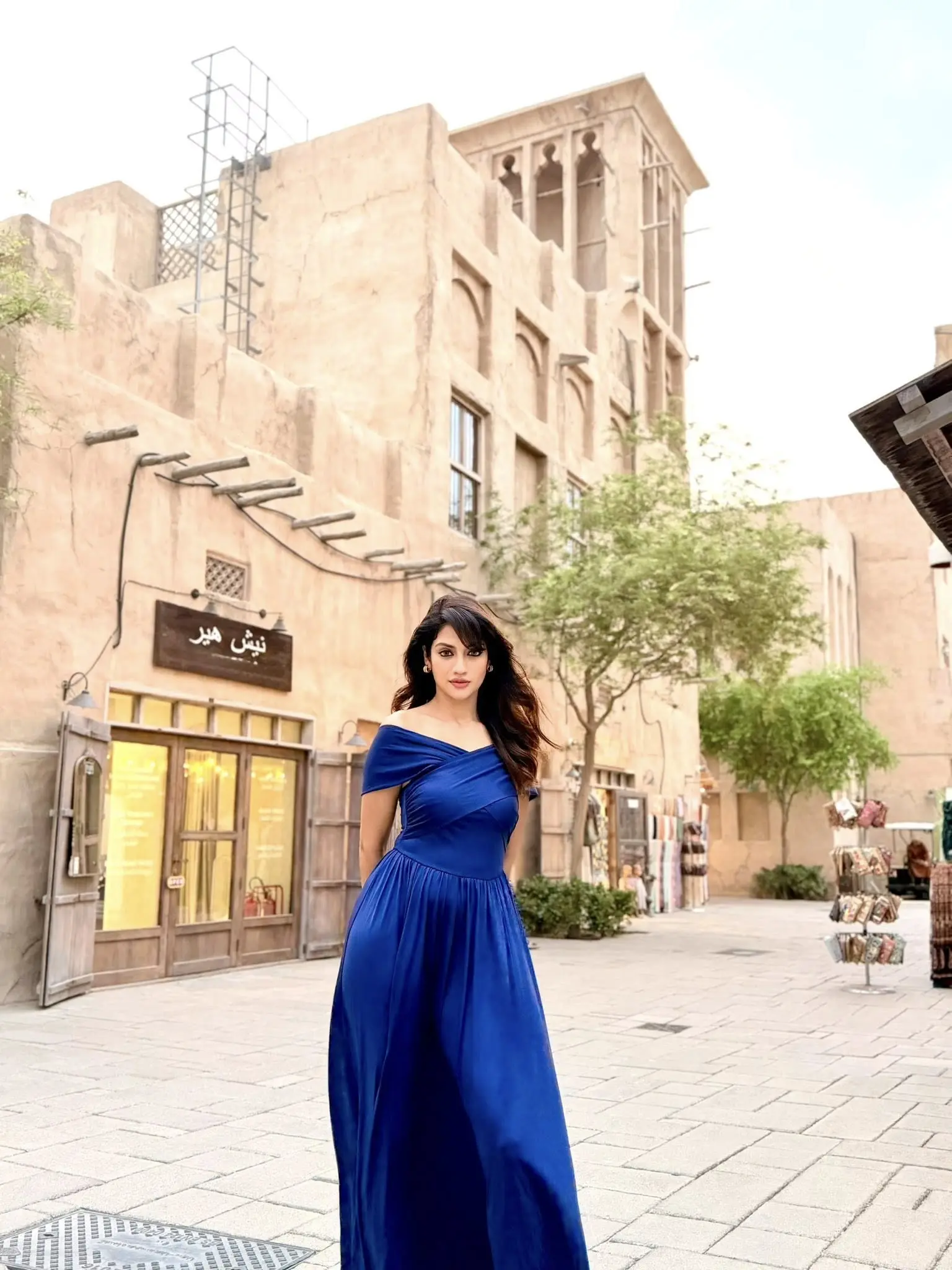 রাজকীয় নীল গাউনে নজরকাড়া নুসরাত