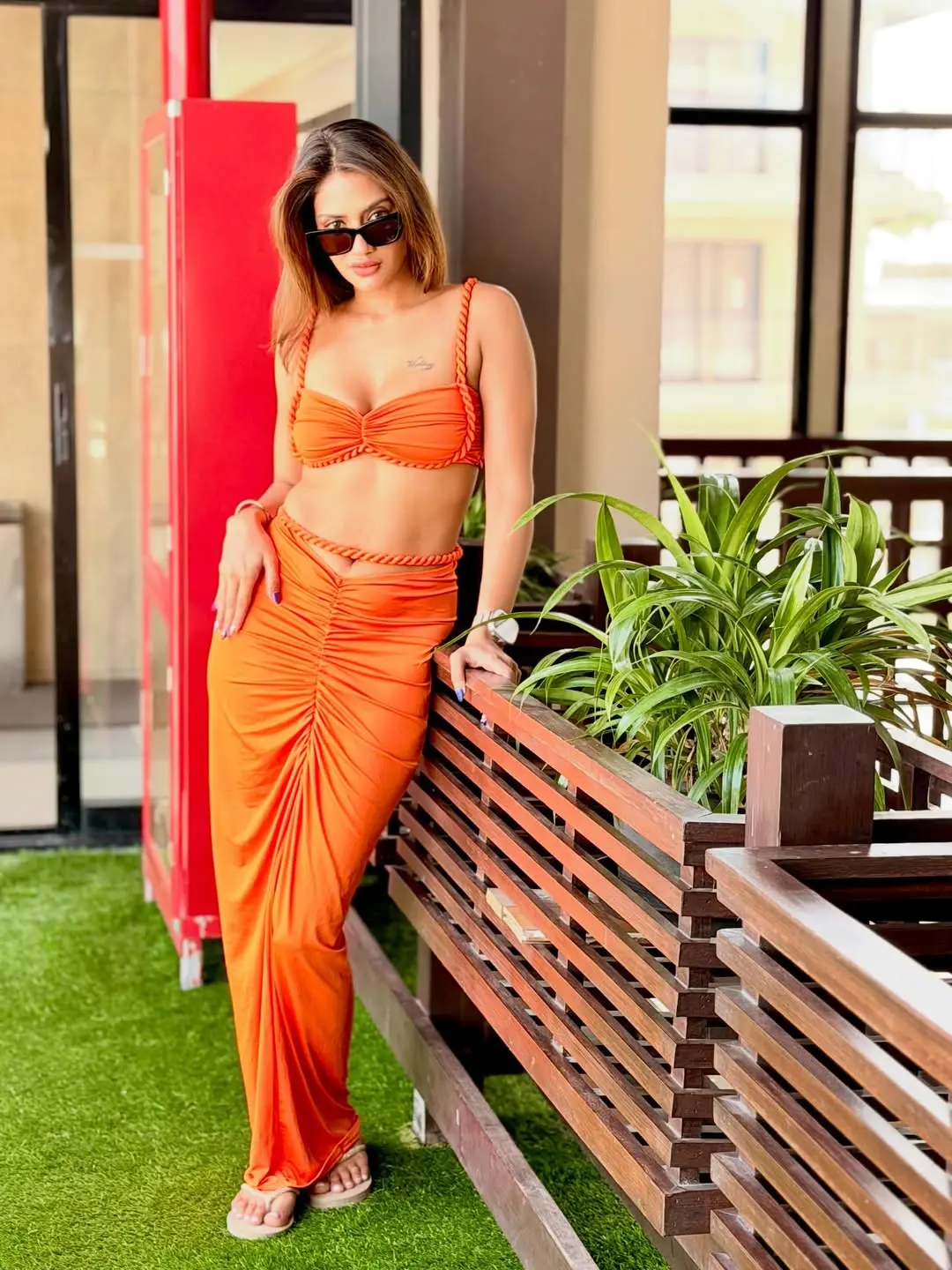 স্ট্র্যাপলেস ব্লাউজে লাস্যময়ী শুভশ্রী