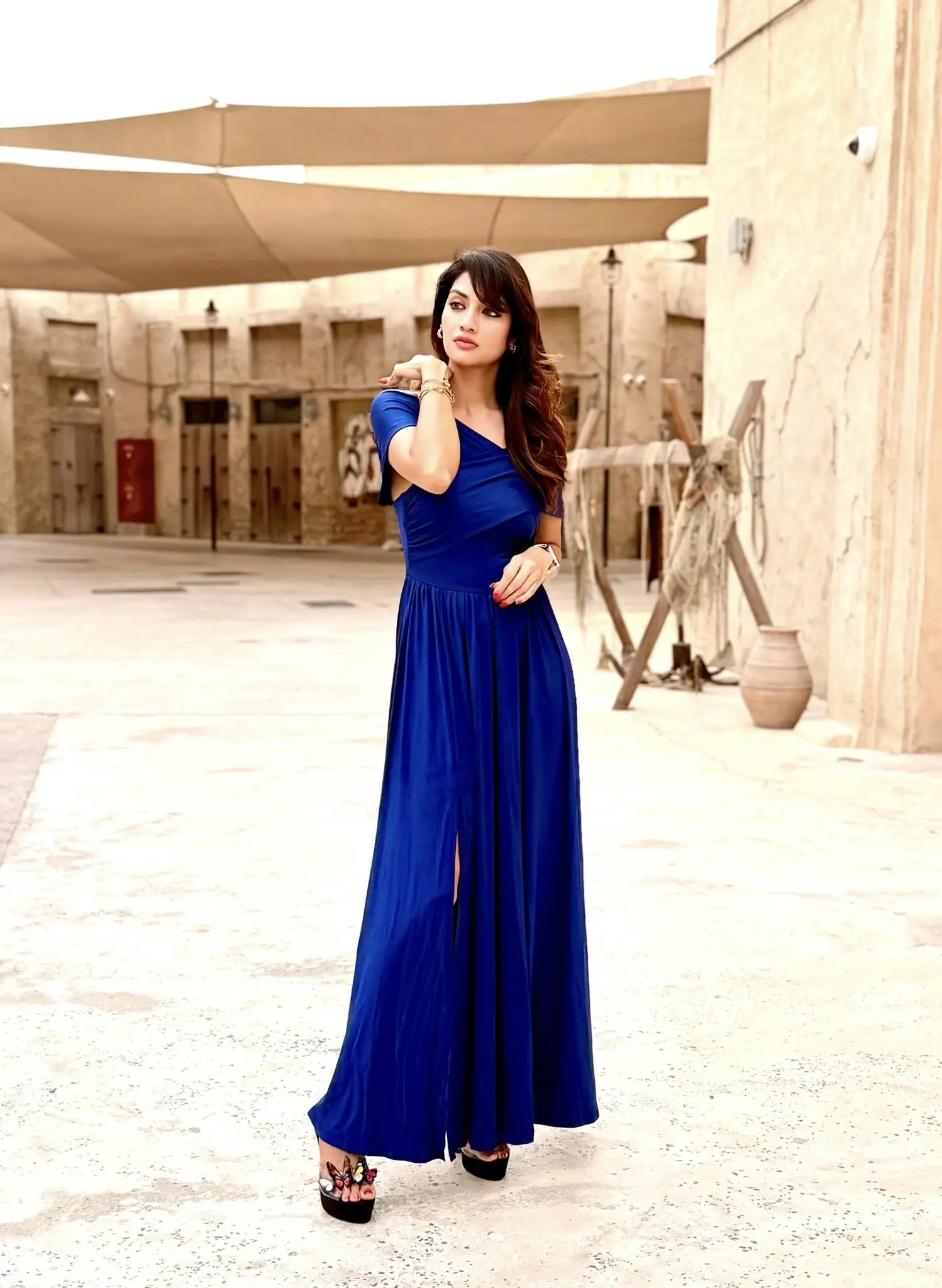 রাজকীয় নীল গাউনে নজরকাড়া নুসরাত