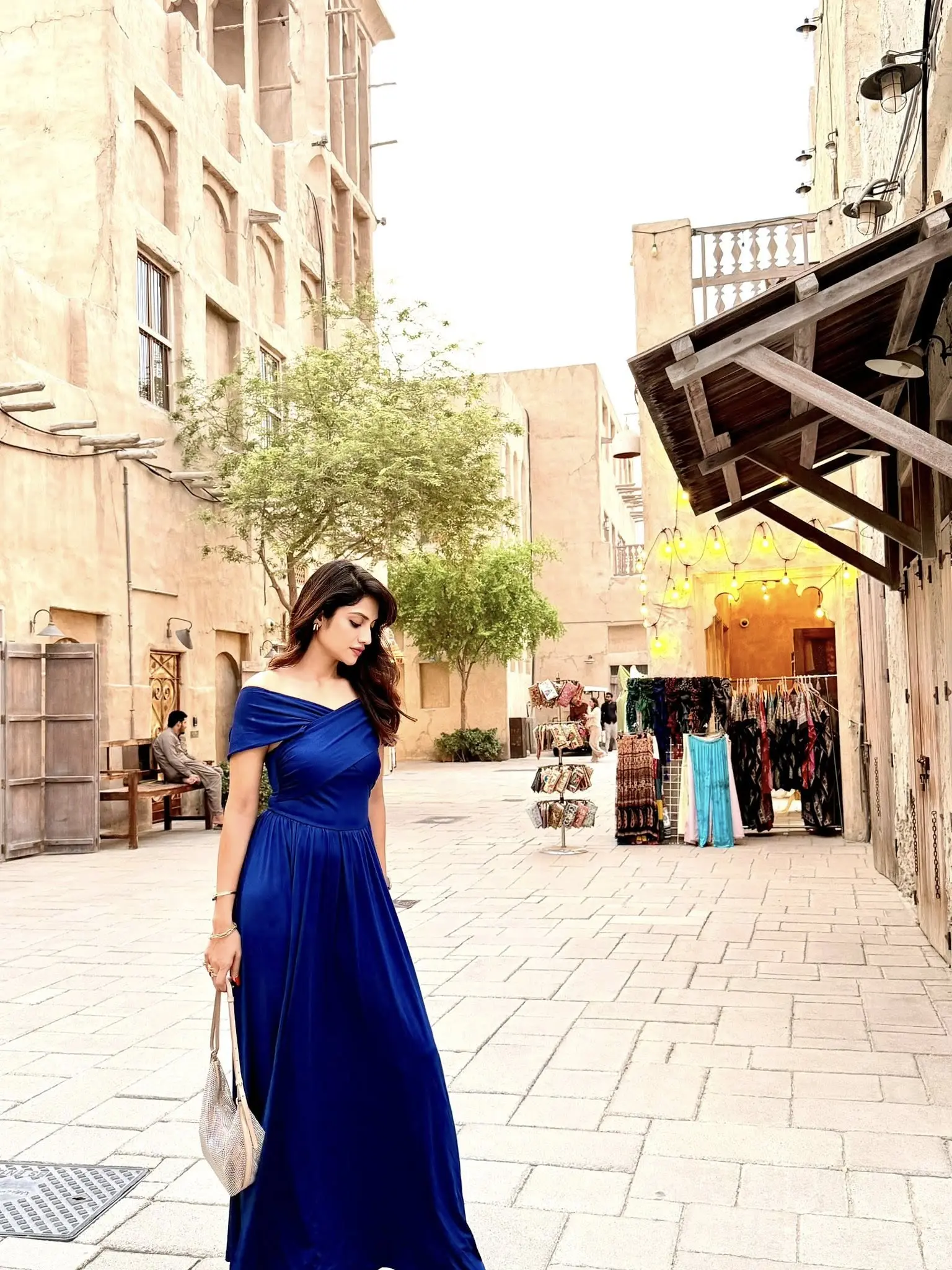 রাজকীয় নীল গাউনে নজরকাড়া নুসরাত