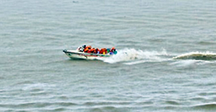 মিয়ানমার সীমান্ত থেকে বাংলাদেশি দুই ট্রলারে ফের গুলিবর্ষণ