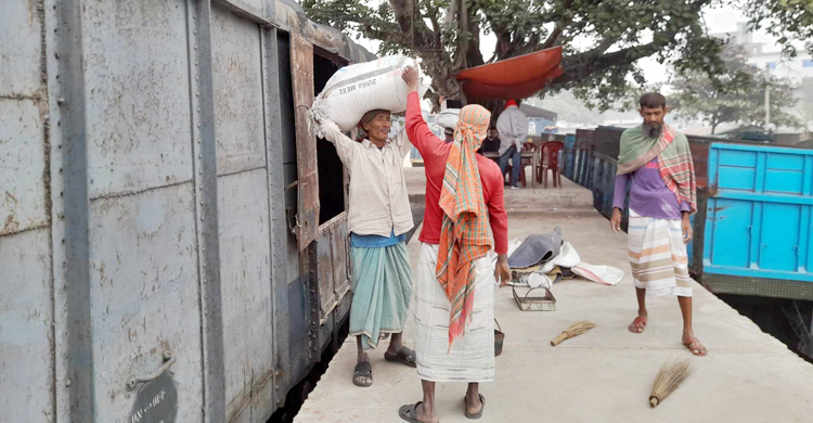 তীব্র শীতে বিপর্যস্ত জনজীবন