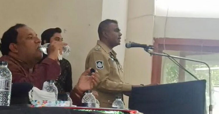 অর্থমন্ত্রীর জন্য ভোট চাইলেন নাঙ্গলকোটের ওসি