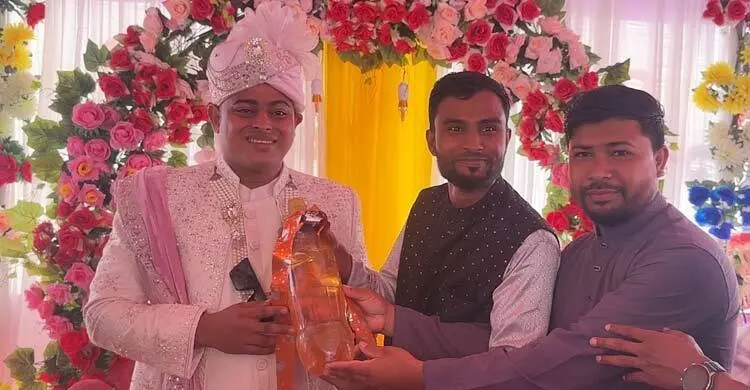 বন্ধুর বিয়েতে দুই লিটার অকটেন উপহার