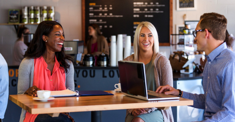 সহকর্মীর সঙ্গে গল্পে যে বিষয়গুলো এড়িয়ে চলবেন