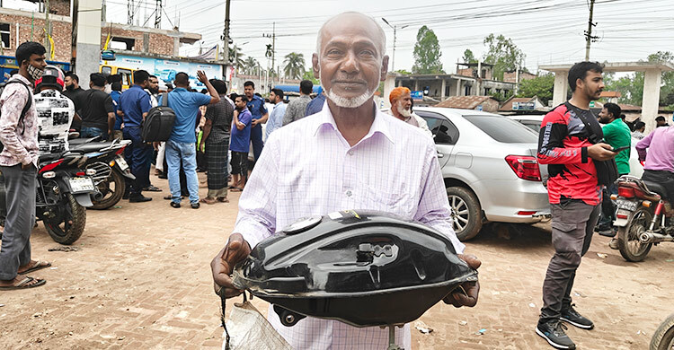 মোটরসাইকেলের ট্যাংক নিয়ে পাম্পে দুই ব্যক্তি, তবুও পেলেন না তেল