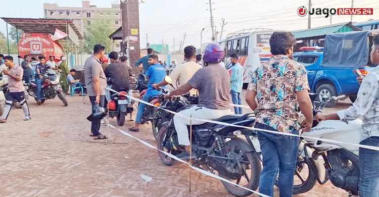 জরুরি সেবায় নিয়োজিত ও সরকারি কর্মকর্তারা আলাদাভাবে নিতে পারবেন তেল