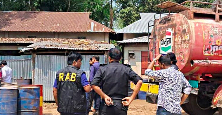 অবৈধভাবে তেল মজুত, দুই ব্যবসায়ীকে লাখ টাকা জরিমানা