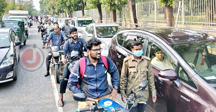 পাম্পে পাম্পে ভিড়, ‘ট্যাগ অফিসার’ নিয়ে ধোঁয়াশা