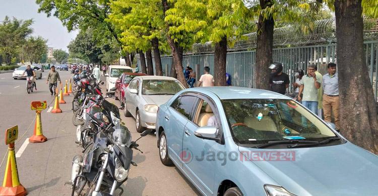 পাম্পে তেল নিতে বিজয় সরণির লাইন ঠেকেছে মহাখালী