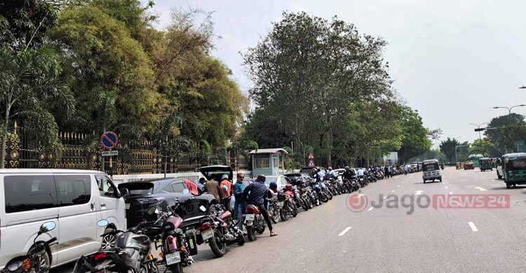 পাম্পে তেল নিতে বিজয় সরণির লাইন ঠেকেছে মহাখালী