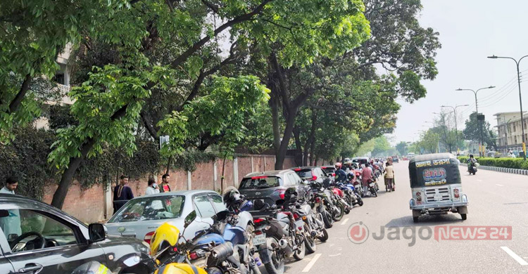 পাম্পে তেল নিতে বিজয় সরণির লাইন ঠেকেছে মহাখালী