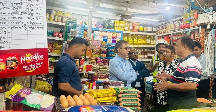 ভোজ্যতেলের বেচাকেনা দেখতে হঠাৎ বাজার পরিদর্শনে বাণিজ্যমন্ত্রী
