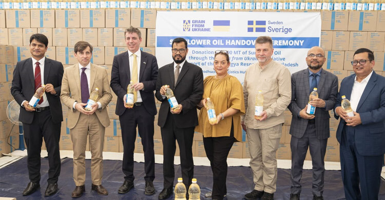 রোহিঙ্গাদের মানবিক সহায়তায় ৩ হাজার টন সূর্যমুখী তেল হস্তান্তর