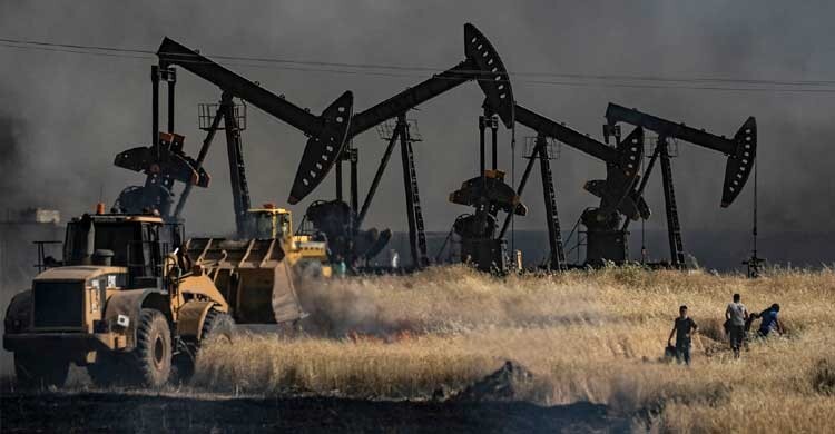 রেকর্ড উচ্চতা থেকে ‘মাইনাস’ দাম: দুই দশকে তেলের বাজারে নাটকীয় অস্থিরতা