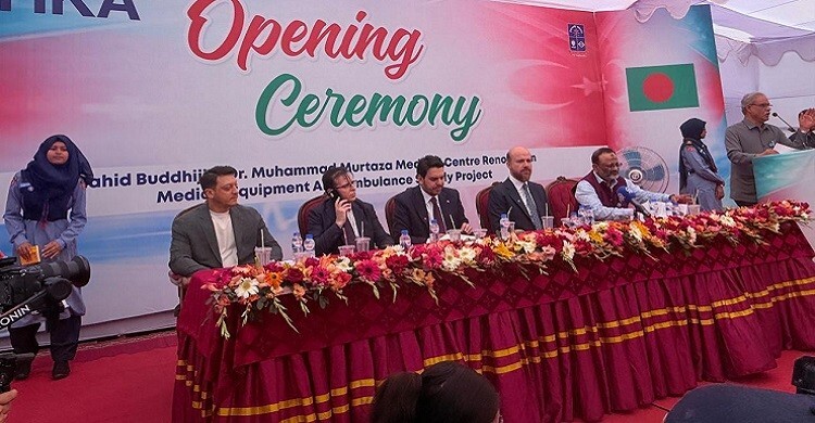 ঢাবি ক্যাম্পাসে মেসুত ওজিল