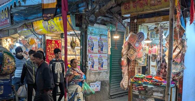 শুধু ‘দোকানেই নিষিদ্ধ’ আতশবাজি বিক্রি, চিপা গলিতে মিলছে দেদারসে