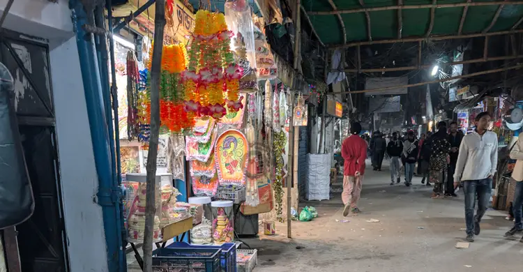 শুধু &lsquo;দোকানেই নিষিদ্ধ&rsquo; আতশবাজি বিক্রি, চিপা গলিতে মিলছে দেদারসে