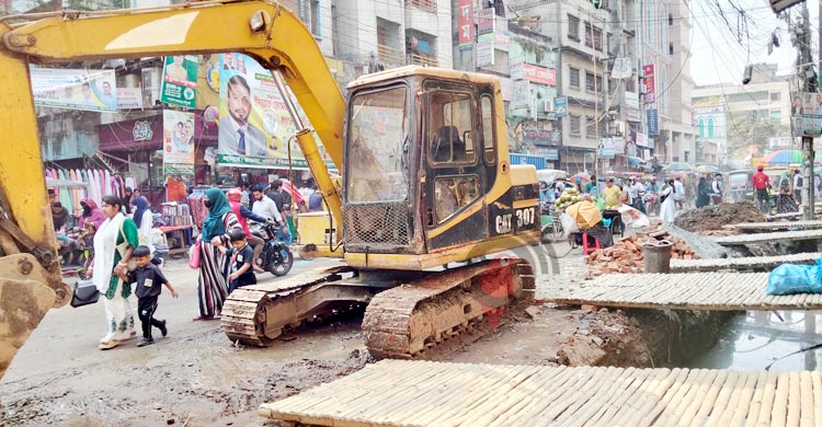 ভাঙা সড়ক, ধুলাবালিতে অতিষ্ঠ পুরান ঢাকাবাসী