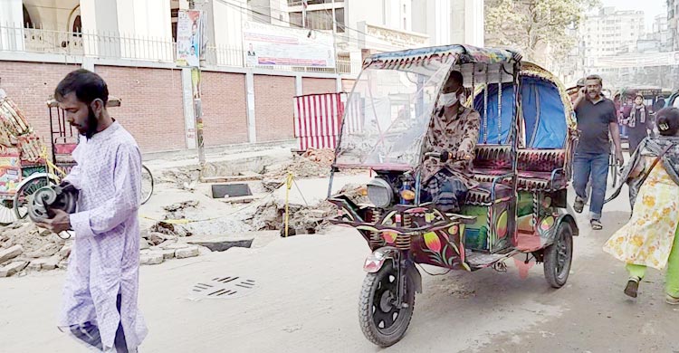 ভাঙা সড়ক, ধুলাবালিতে অতিষ্ঠ পুরান ঢাকাবাসী
