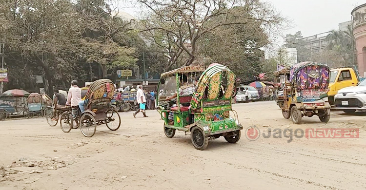 পুরান ঢাকায় উন্মুক্ত নর্দমা, ধুলোবালিতে চরম ভোগান্তি