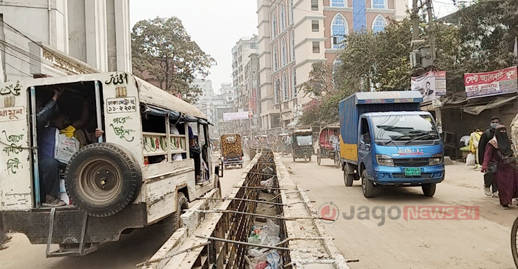 পুরান ঢাকায় উন্মুক্ত নর্দমা, ধুলোবালিতে চরম ভোগান্তি