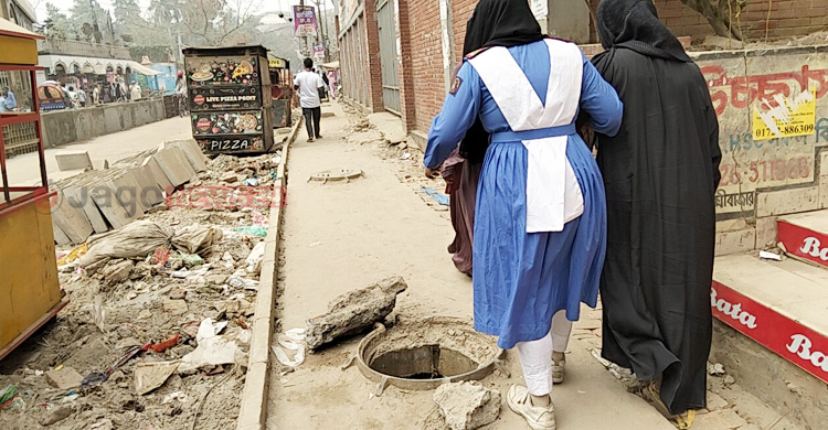 পুরান ঢাকায় উন্মুক্ত নর্দমা, ধুলোবালিতে চরম ভোগান্তি
