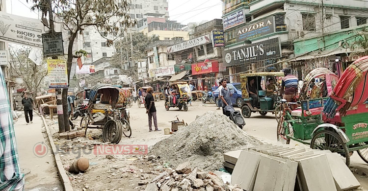 পুরান ঢাকায় উন্মুক্ত নর্দমা, ধুলোবালিতে চরম ভোগান্তি