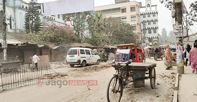 সড়কে ধুলোবালি