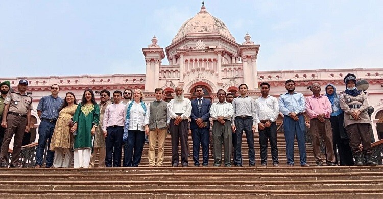 পুরান ঢাকার ঐতিহাসিক স্থাপনা ঘুরে দেখলেন ফরাসি প্রতিনিধিরা