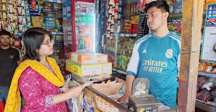 সয়াবিন তেলের দাম বেশি নেওয়ায় ৩ দোকানিকে জরিমানা