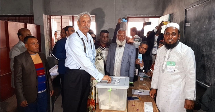 নৌকায় ভোট দিয়ে শাহজাহান ওমর বললেন ‘এখন কথা বলার সময় না’