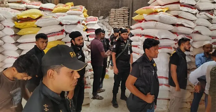 জুরাইনে কালোবাজারি চক্রের গুদামে মিললো ওএমএসের ২২০০ বস্তা চাল-আটা