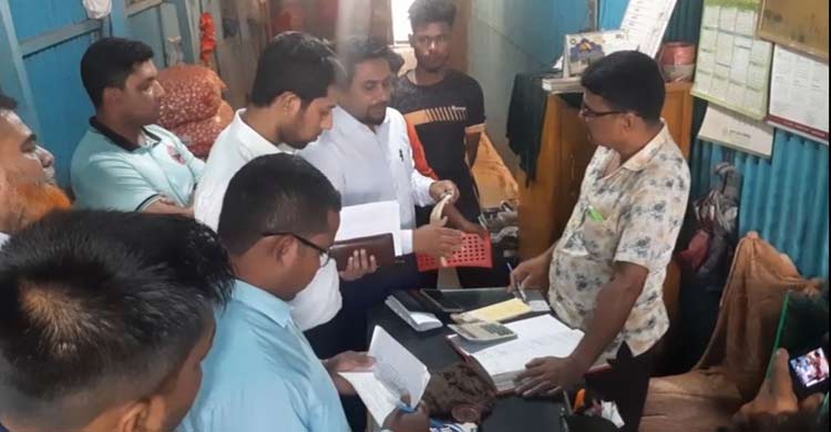 পেঁয়াজের দাম বেশি রাখায় ৪ ব্যবসায়ীকে জরিমানা