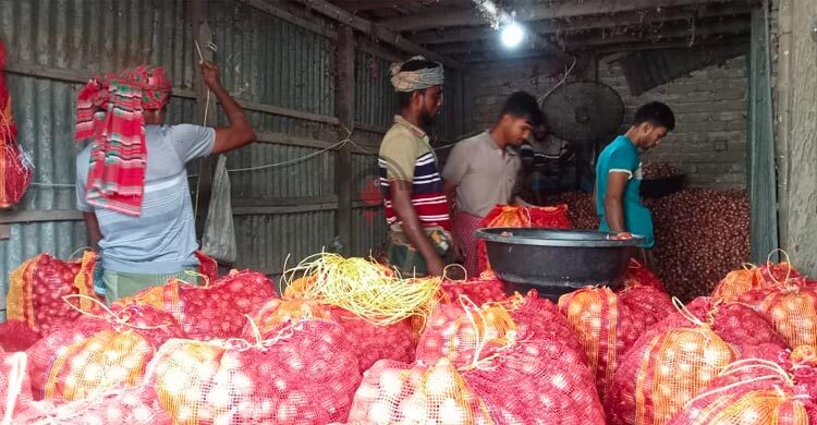 ফরিদপুরে কেজিতে ২০-২৫ টাকা বেড়েছে পেঁয়াজের দাম