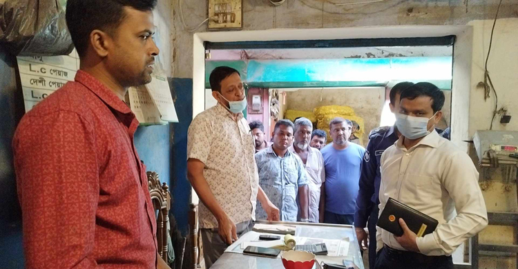 ফেনীতে পেঁয়াজ বাজারে অভিযানে ৩ আড়তদারের জরিমানা