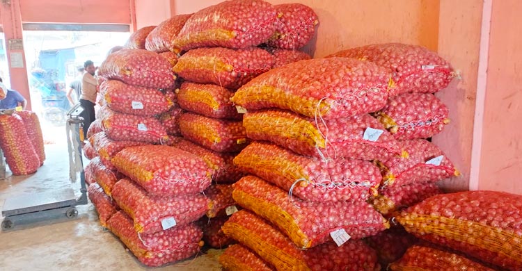 ভৈরবে একদিনের ব্যবধানে পেঁয়াজের দাম বেড়েছে ৬ টাকা