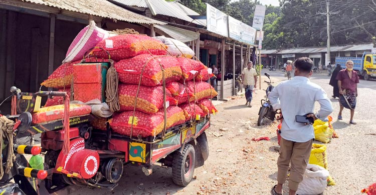 ফরিদপুরে কেজিতে ২০-২৫ টাকা বেড়েছে পেঁয়াজের দাম
