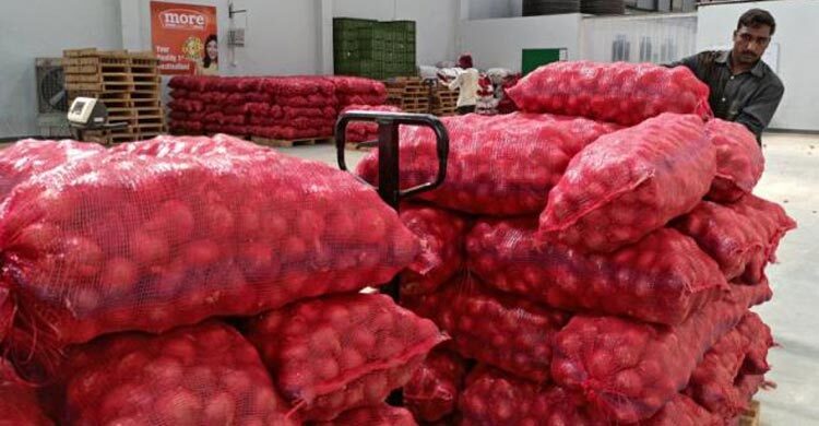 India lifts ban on onion exports