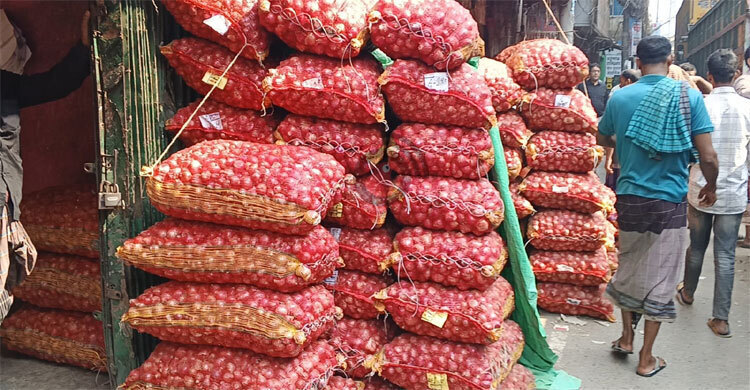 Onion prices soar by Tk 15 amid import halt, dwindling supplies