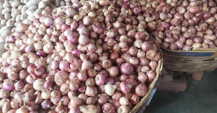 লাফিয়ে বাড়ছে পেঁয়াজের দাম