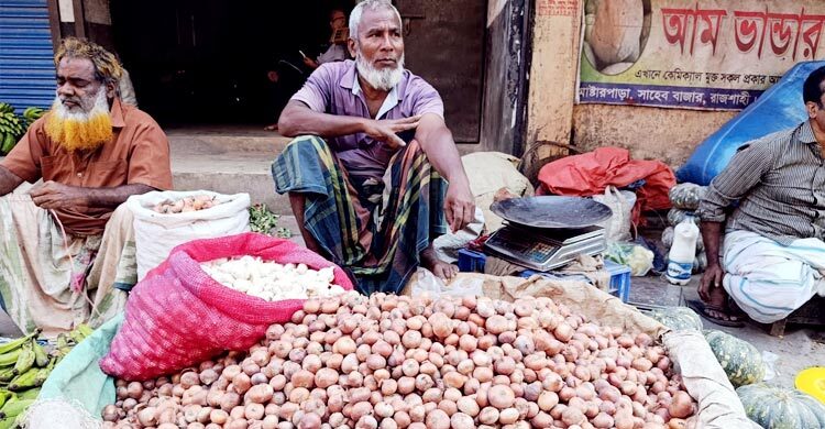 রাজশাহীতে সপ্তাহের ব্যবধানে ৪০-৪৫ টাকা বেড়েছে পিঁয়াজের দাম